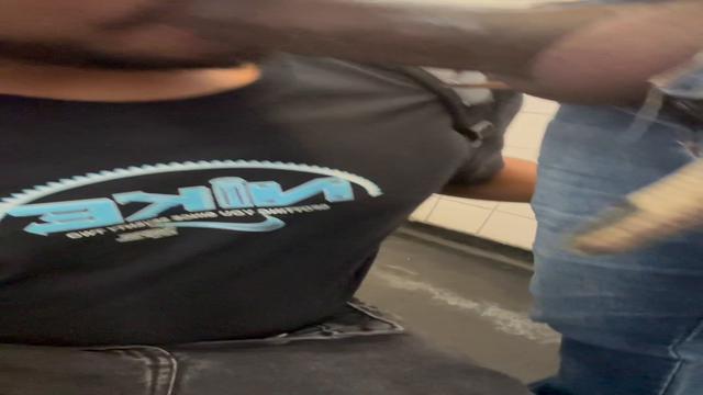 Mamando a piroca de dois puto no banheirao 