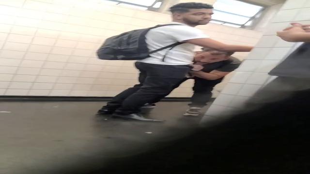 Flagra de dois putos na pegação no Banheirão da esta...