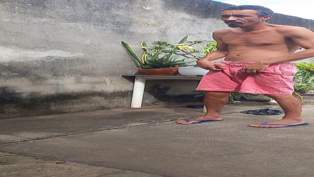 SÉRIE FETICHES: Mijando agachado no quintal 