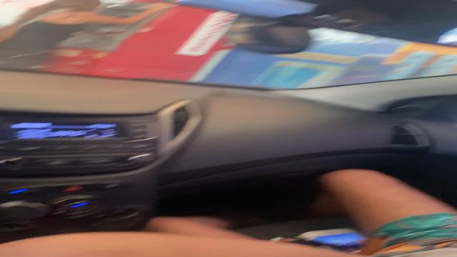 Tesao explodindo e o passageiro  mamando na rua