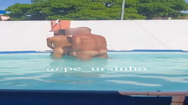 pool love