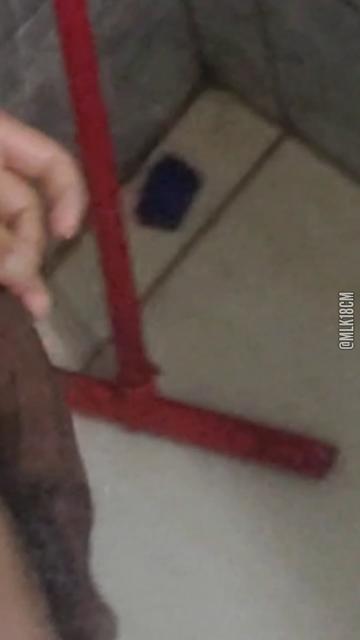 Gozando e batendo uma no banho