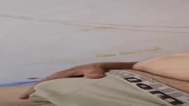 velho safado 83 anos com tesao na cama batendo uma pt2