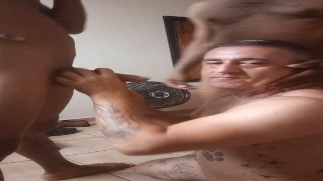 Dois machos Comedor de viado,  um branco, outro negã...