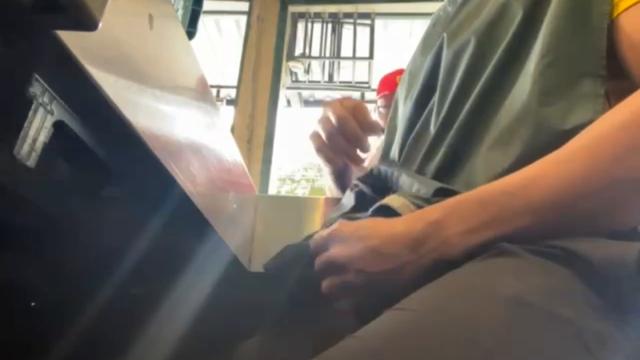 Vejam o cara que ficou olhando no final do vídeo. El...
