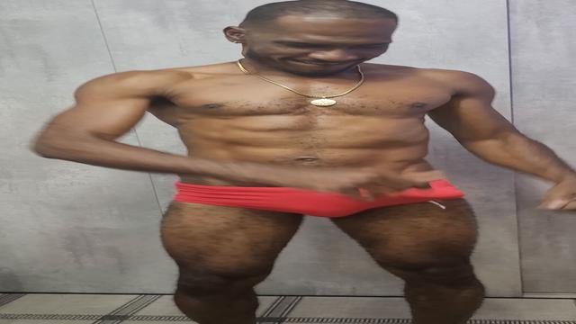 Sensualizando  com sunga  vermelha 