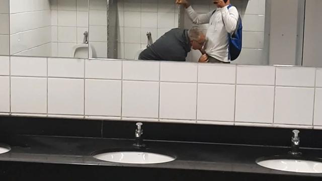 Botei o tiozinho pra mamar no banheiro