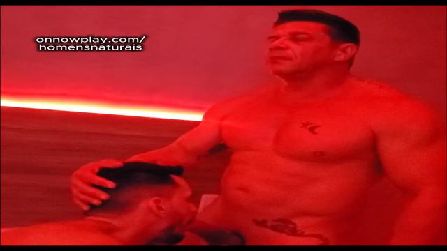 musculoso metendo no quarto vermelho