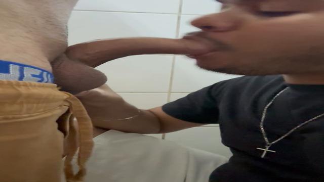 Mamando gostoso no banheiro do terminal de ônibus 