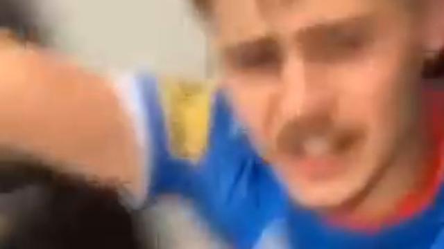 Zoação no vestiário pós jogo. O outro nuzão no fundo rs