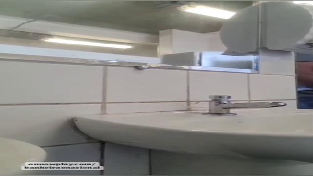 Desconhecidos no banheirão 