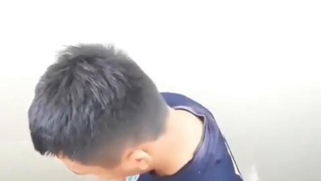 Flagrando o pçr aliviando no vestiário