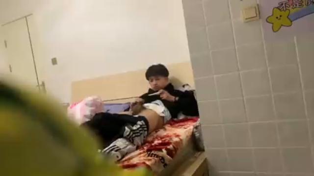 Flagrando o amigo de quarto tocando uma