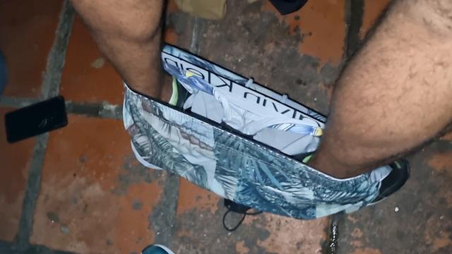 Magrelo dando para dois roludos