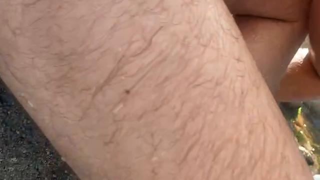 Mamando na praia de Salvador