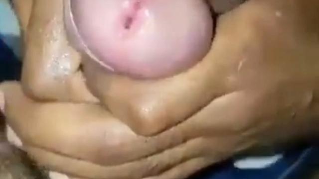 Gozando no pau do amigo