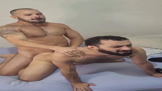 Casal dotado me fudeu com força - Parte 1