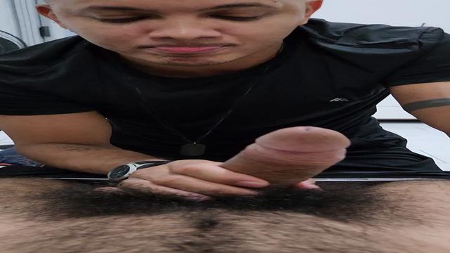 Brincando com o dotado pentelhudo ??