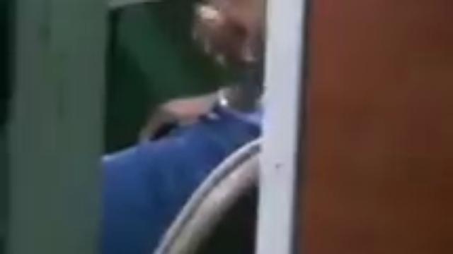 Flagrando o pirocudo batendo uma na lan house