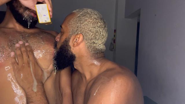 Um peitão com leite conde