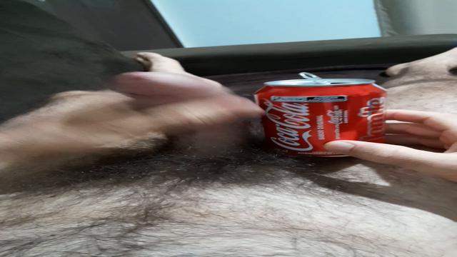 vídeo comparando o pau com a lata de coca cola taman...