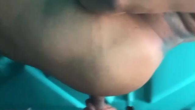 Fudendo no banheiro da balada