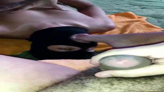 Puta lambendo pés