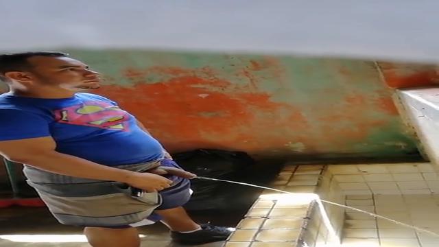 De olho na rolona preta e grossa mijando