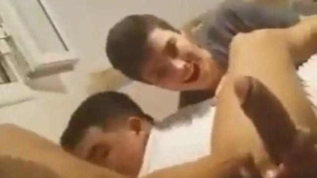 Mostrando o pauzão para os amigos héteros 