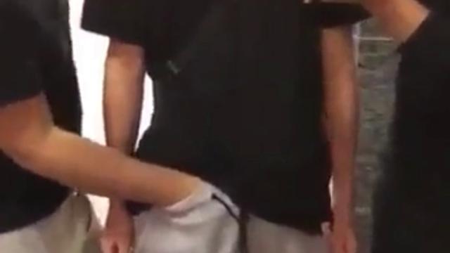 A zoeira dos MLKS Pegando no pau do pçr