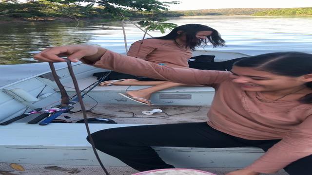 Soraia didn't want to touch the worm