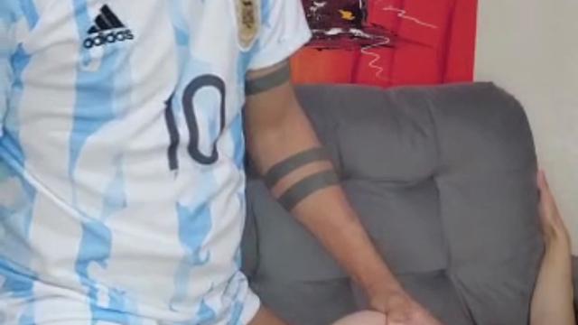 Comendo o magrinho com a camisa da Argentina 