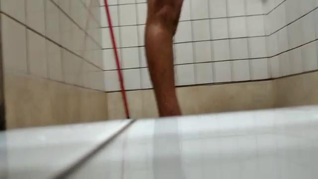 Caminhoneiro roludo no banho