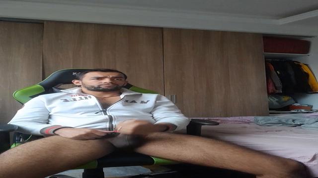 Sozinho em casa com tesão do caralho , tive que bate...