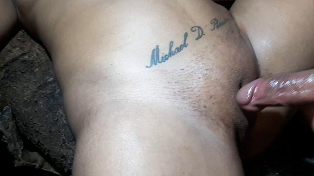 Ele me pegou encostada na árvore e gozou em mim