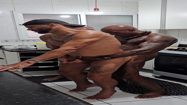 Brincadeira gostoso com os amigos na praia grande 