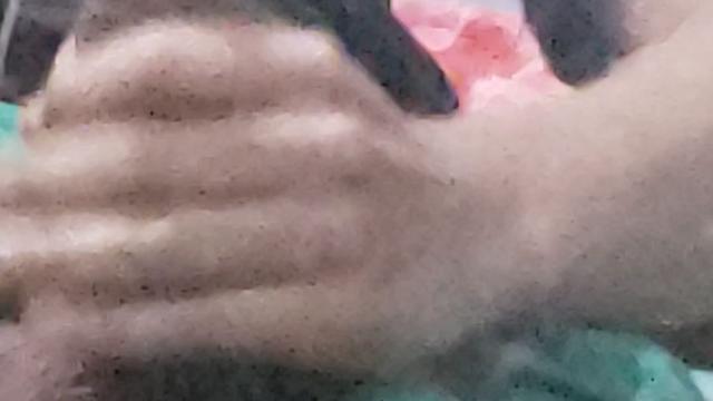 Tirando o pau pelo short