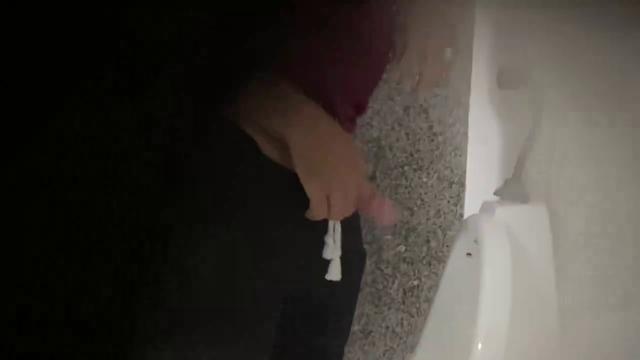 Casado mijando 2