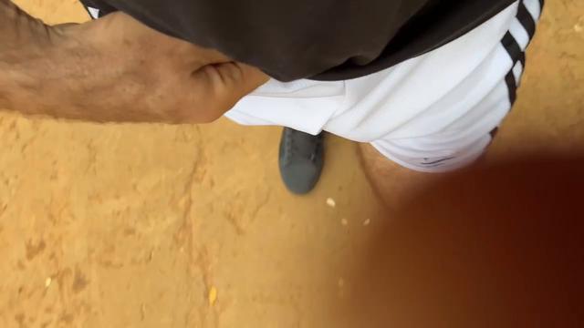 Vídeo 2 de 6 caminhando no bosque, exibindo o pau no...