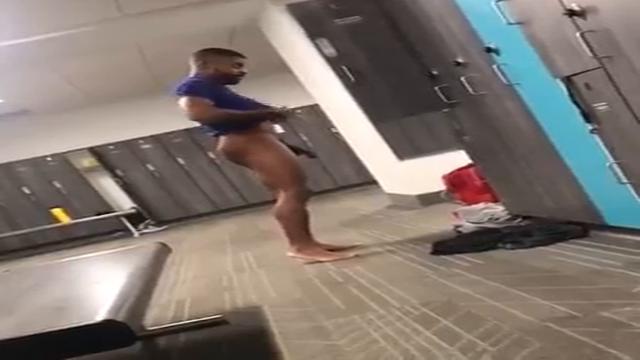 Vestiário sempre tem um gostoso dotado pelado