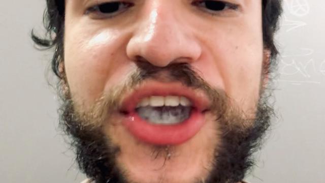 O cara socou forte na minha boca até leitar