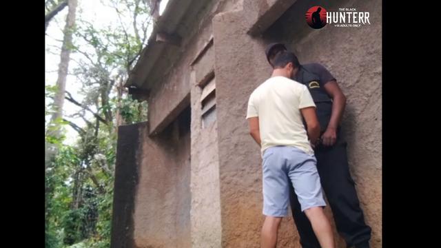 novinho dando pro segurança do parque