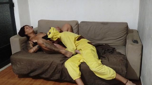 Flagrei meu sobrinho nerd Pikachu se masturbando na ...