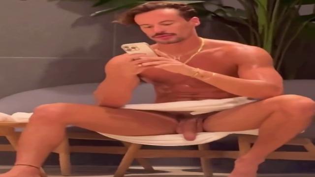 Tiozão gostoso na sauna