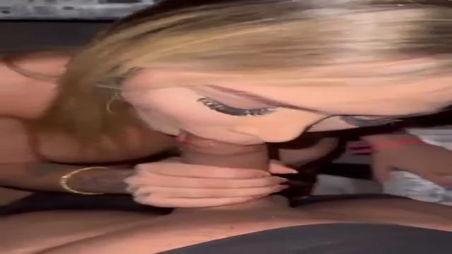 Chupando a pica do casado na cabine da casa de swing 