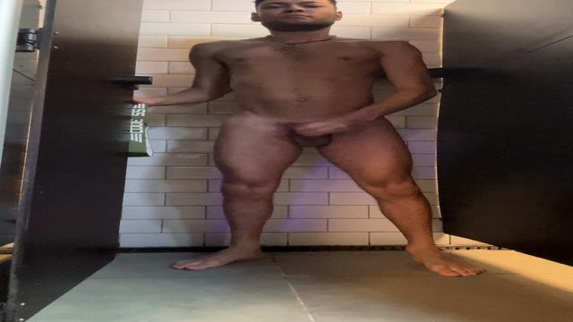 Batendo uma no banheiro da academia