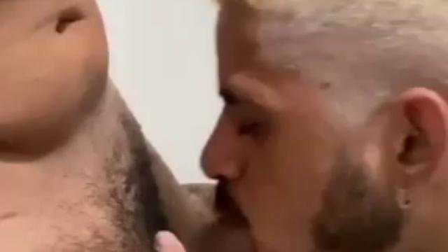 Chupada gostosa e pegação com o malhado do pau pequeno 