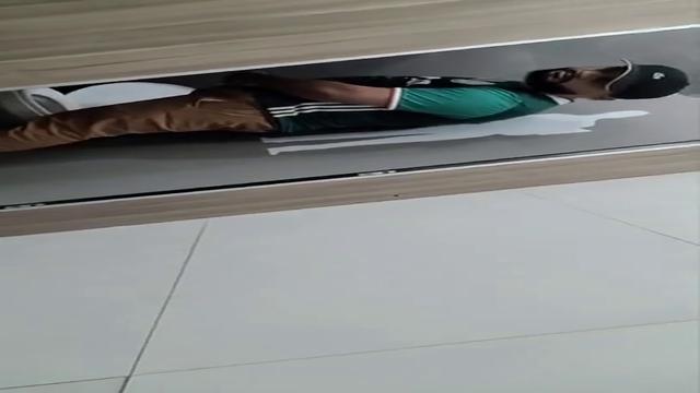 Pegação rola solta dentro banheiro da estação