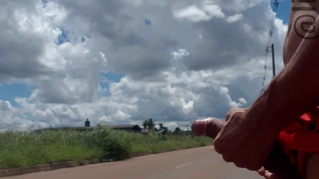 Peladão, mostrando a pica pro motorista