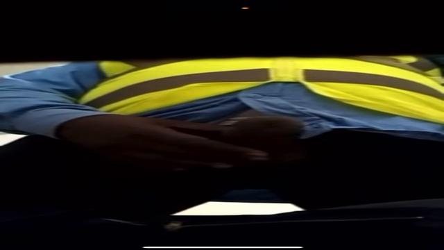 Maduro de 47 anos trabalha na obra em rua delícia un...